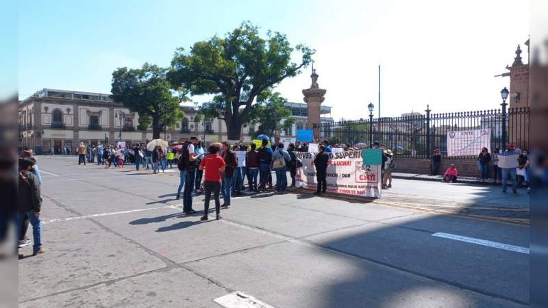 Maestros bloquean la avenida Madero en Morelia 