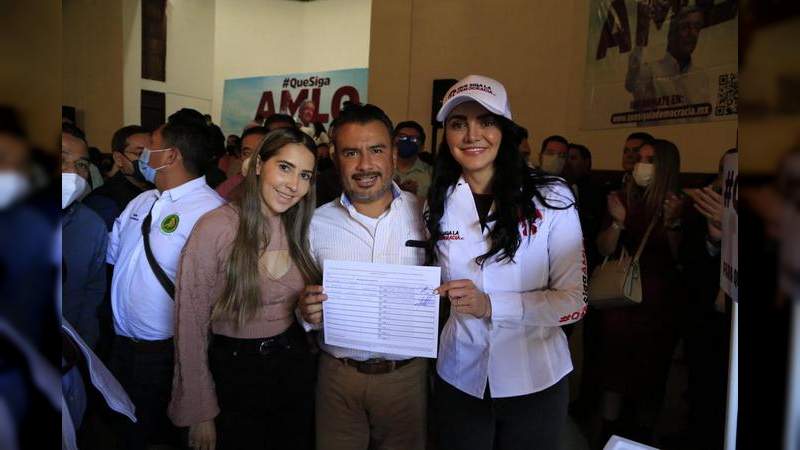 Firma Fidel Calderón solicitud al INE para consulta popular de revocación de mandato