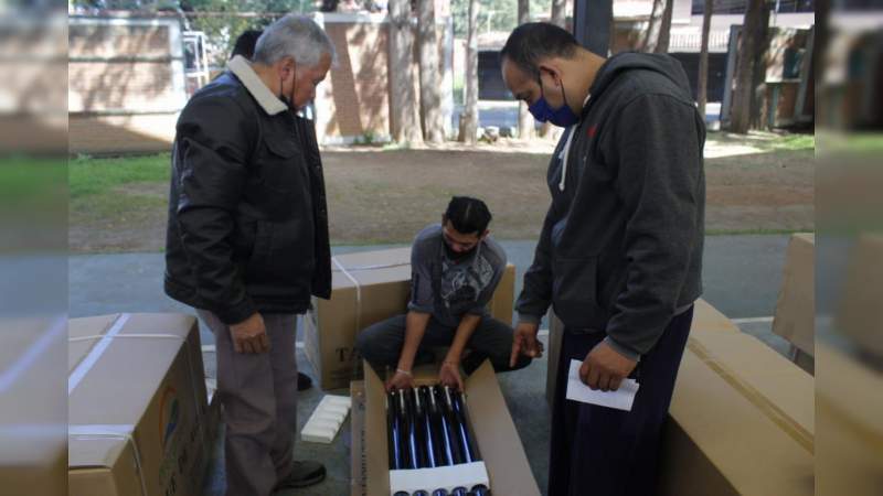 Entrega Gobierno de Pátzcuaro calentadores solares a bajo costo 
