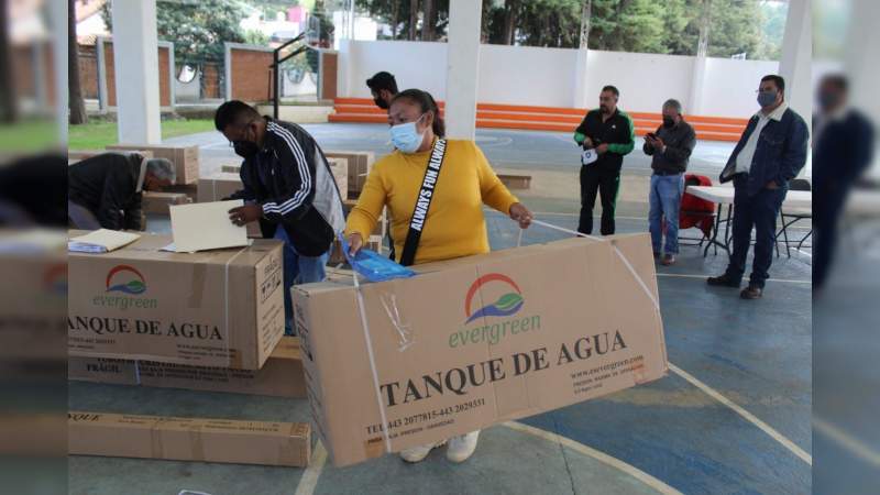 Entrega Gobierno de Pátzcuaro calentadores solares a bajo costo 