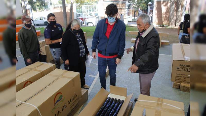 Entrega Gobierno de Pátzcuaro calentadores solares a bajo costo 