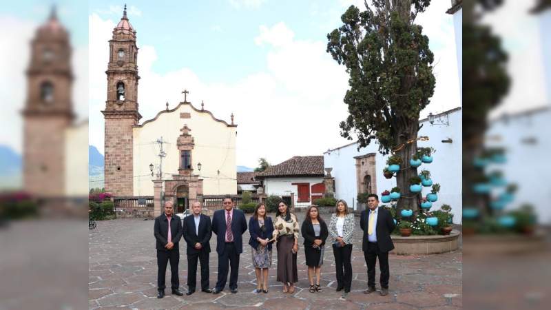 Firma Salvador Escalante hermanamiento con Madrigal de las Altas Torres, España