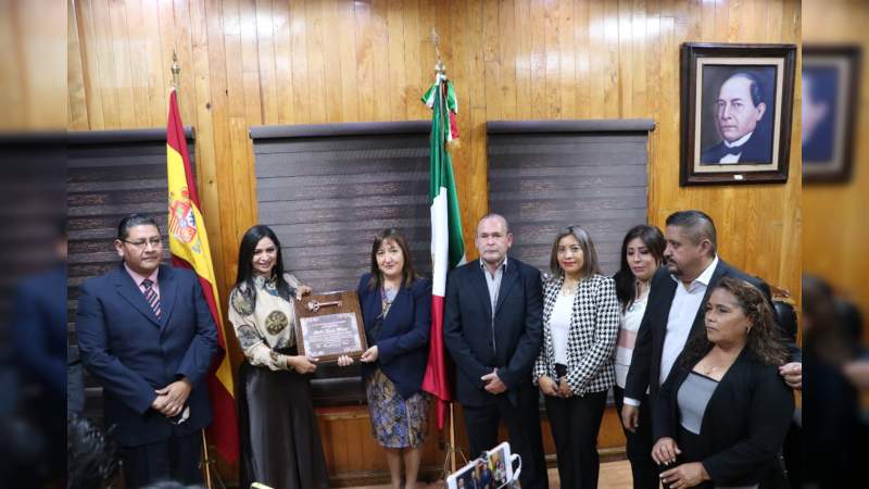 Firma Salvador Escalante hermanamiento con Madrigal de las Altas Torres, España