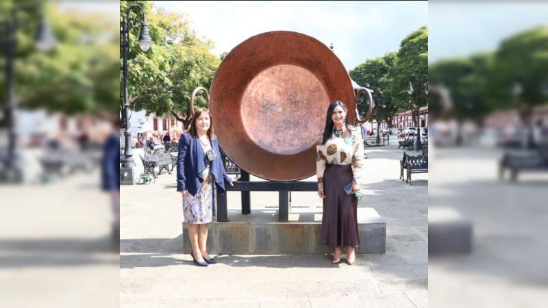 Firma Salvador Escalante hermanamiento con Madrigal de las Altas Torres, España