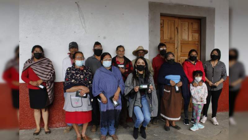 Atiende gobierno de Pátzcuaro que encabeza Julio Arreola, la salud visual de locatarios en Cuanajo 