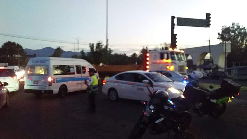 Normalistas bloquean el Libramiento de Morelia este miércoles 