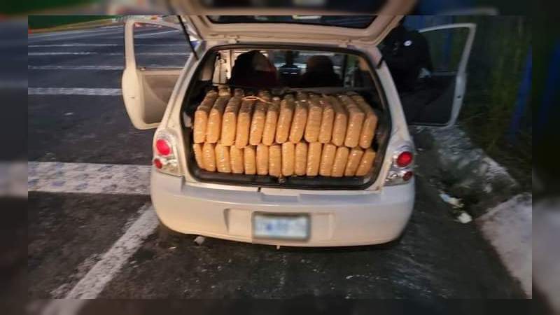 Detienen a un hombre que transportaba 150 kilos de marihuana en un Chevy, en Taretan 