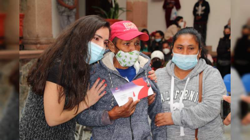 DIF Zitácuaro entrega 50 apoyos a personas con discapacidad 