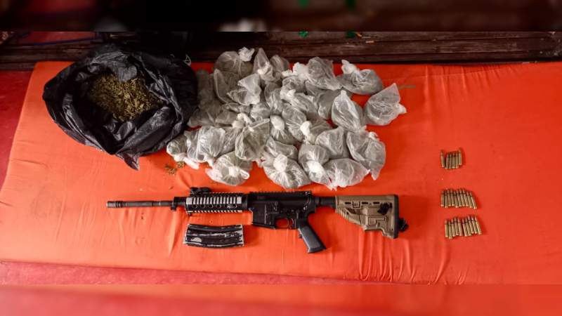 Detienen a sujeto con armas y droga en Zitácuaro, Michoacán  