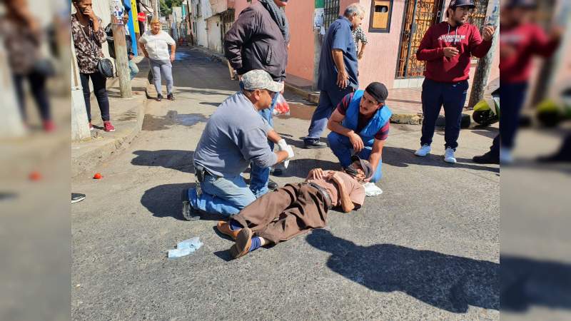 Hombre de 85 años es atropellado por veloz motocicleta en Zamora, Michoacán; está grave