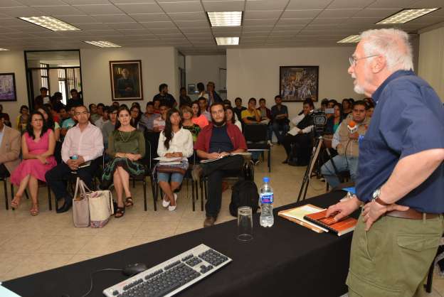 Investigador norteamericano, diserta con alumnos sobre sus estudios en Antropología Mexicana 