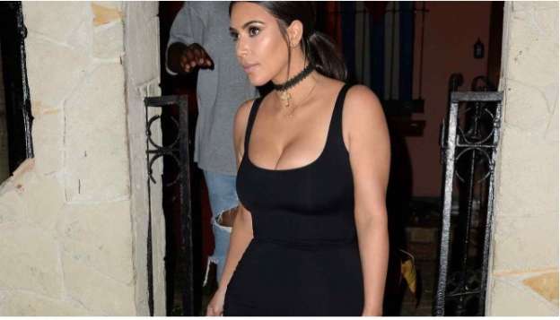 Kim Kardashian muestra su escultural silueta con un vestido sin sostén  