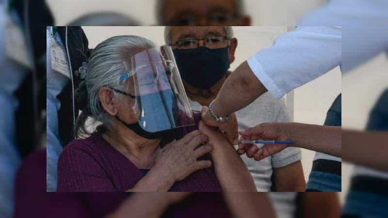 Confirma López Obrador tercera dosis para los adultos mayores 