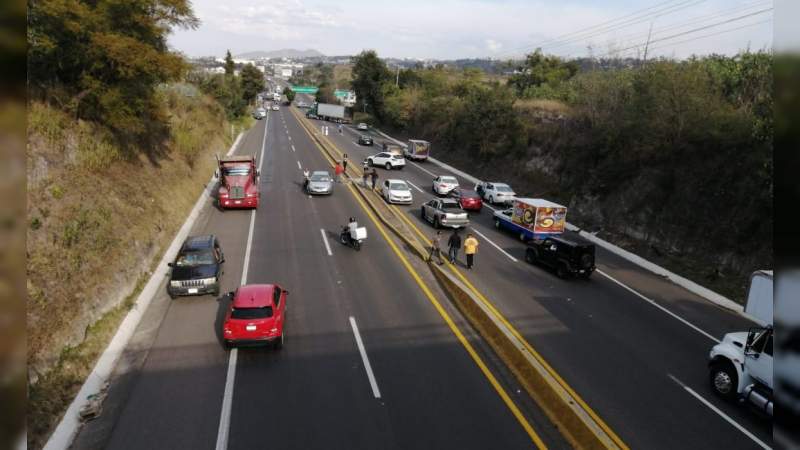 Normalistas bloquean la salida a Pátzcuaro 