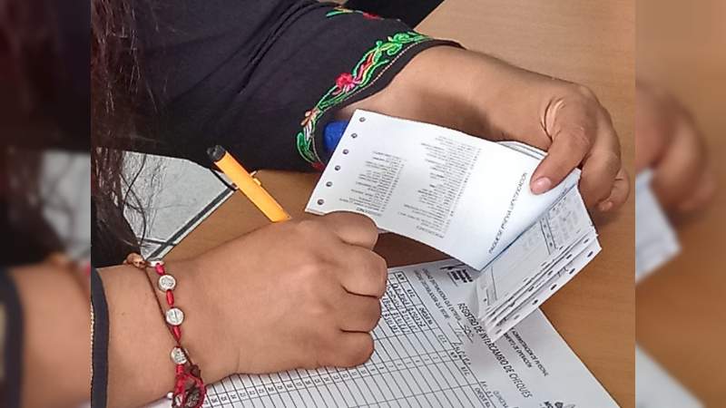 Comienzan a pagar a docentes michoacanos bono del 2020