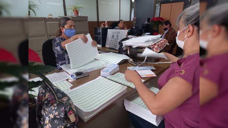 Comienzan a pagar a docentes michoacanos bono del 2020