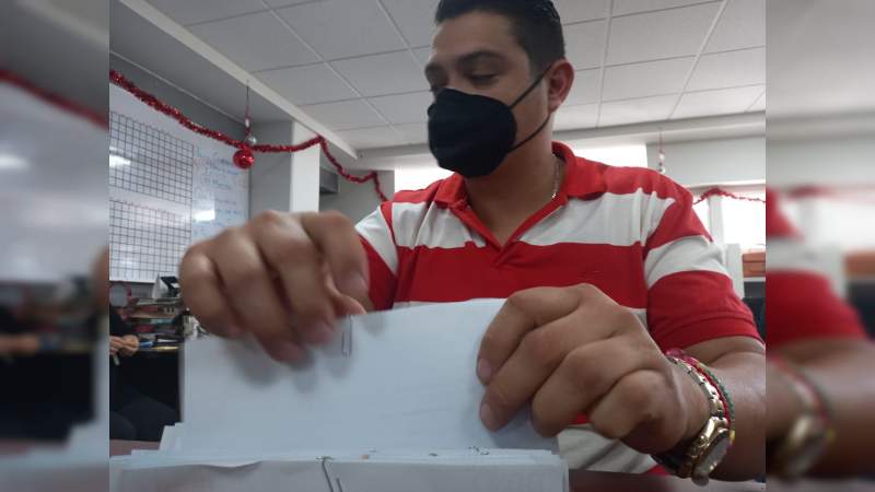 Comienzan a pagar a docentes michoacanos bono del 2020