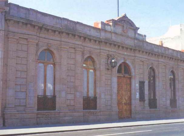 Facultad de Letras de la UMSNH ofrece Maestría con investigación en Lingüística, Estudios literarios o Teoría del discurso - Foto 1 