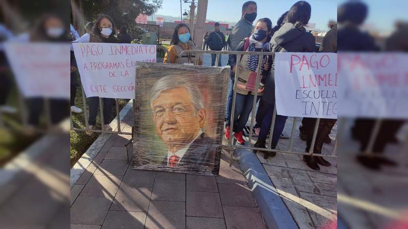 Poder de Bases protestan pacíficamente durante visita de AMLO a Morelia  