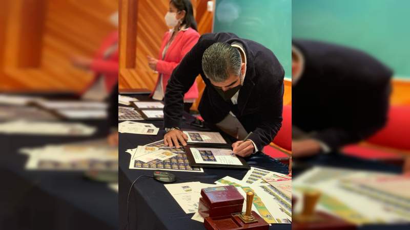 Cancelación de estampilla postal por 100 años del escudo y lema de la UNAM