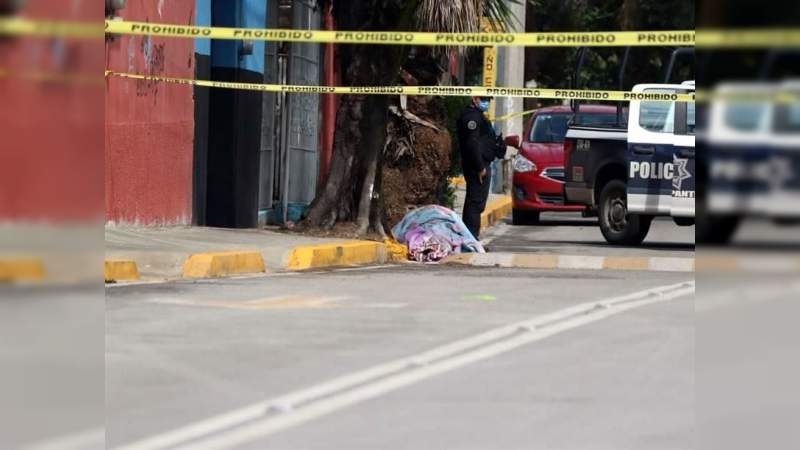 Localizan un cadáver encobijado, en el centro de Uruapan 
