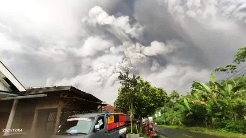 Impresionante erupción del Volcán Semeru en Indonesia deja un muerto y miles de damnificados 