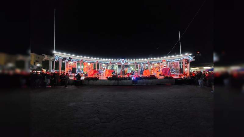 Encienden árbol navideño en Zitácuaro 