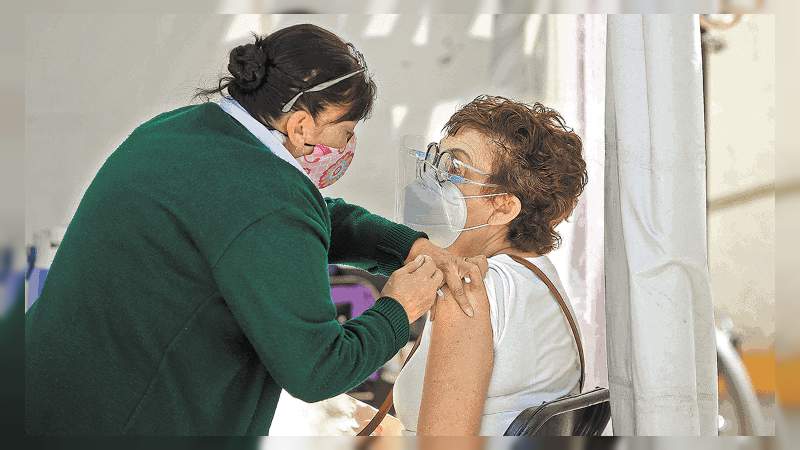 Comienza aplicación de refuerzo para adultos mayores de 60 años 