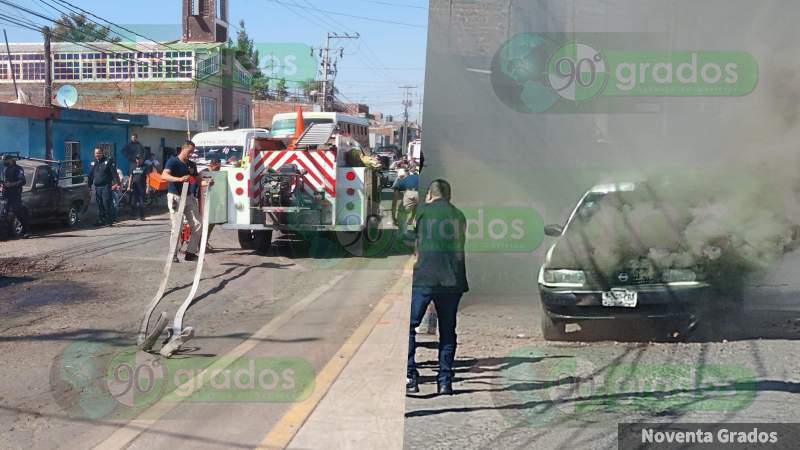 Arde taxi de máquinas rojas de Zamora, Michoacán; no hay heridos 