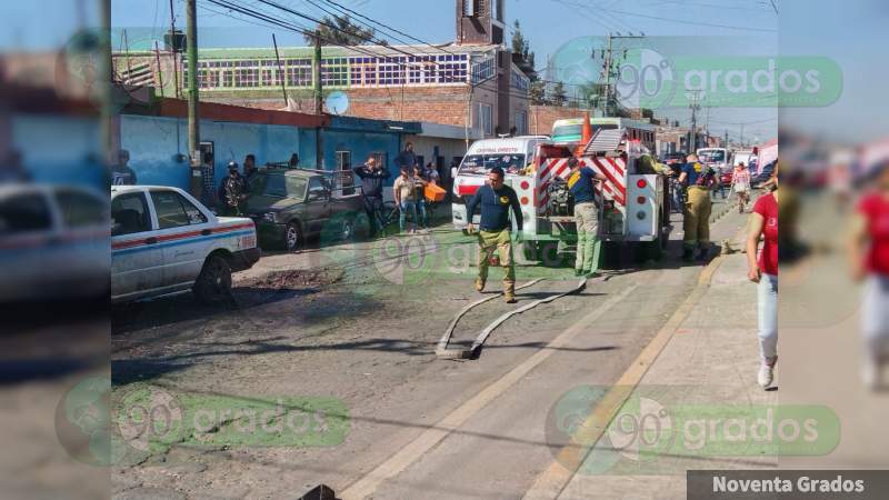 Arde taxi de máquinas rojas de Zamora, Michoacán; no hay heridos 