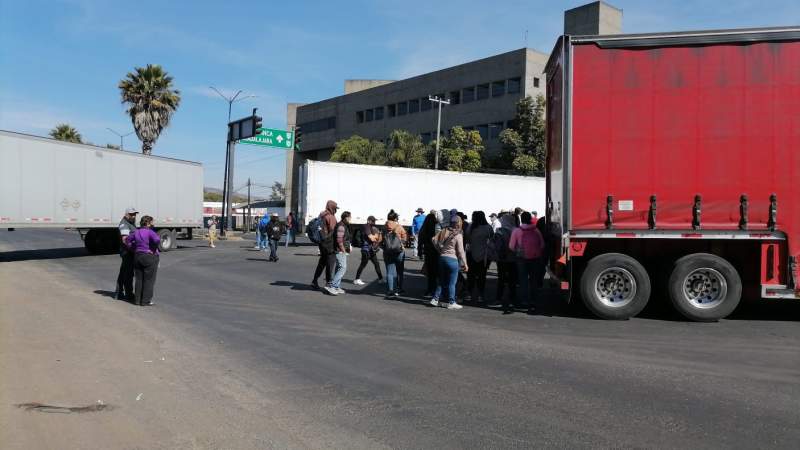Normalistas vuelven a bloquear el Libramiento de Morelia