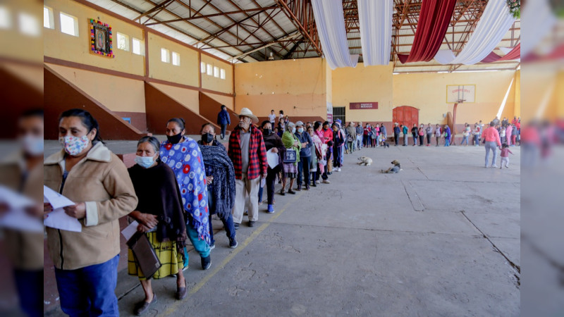 Entrega DIF Michoacán cobijas y dotaciones alimentarias en comunidad de Corupo 