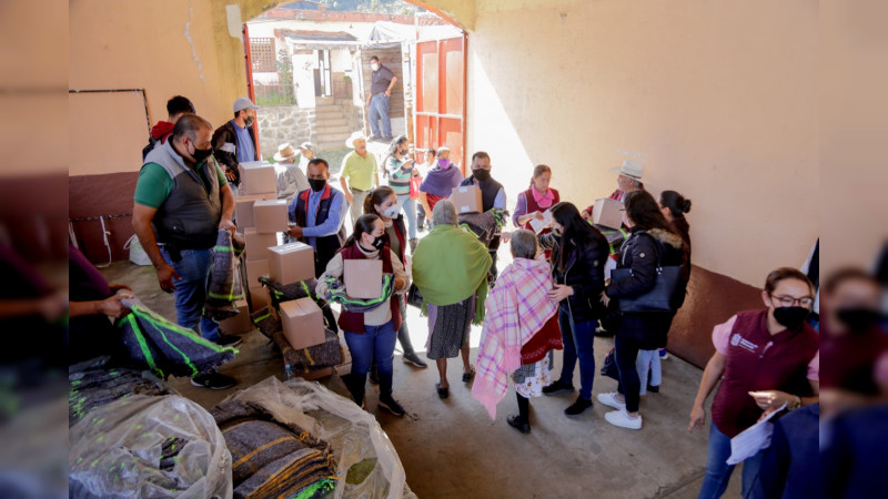 Entrega DIF Michoacán cobijas y dotaciones alimentarias en comunidad de Corupo 