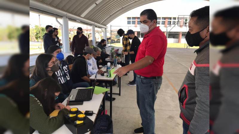 Exponen estudiantes de la UTM proyectos de generación y control de energías limpias 
