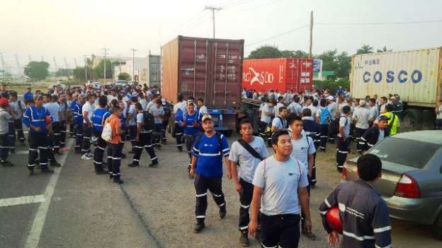 Trabajadores de Lázaro Cárdenas, Michoacán, se manifiestan contra su sindicato 