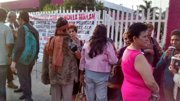 Docentes y padres de familia toman la SEE exigen que termine la corrupción dentro de la dependencia 