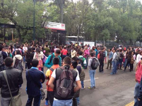 Normalistas bloquean la Secretaría de Finanzas  