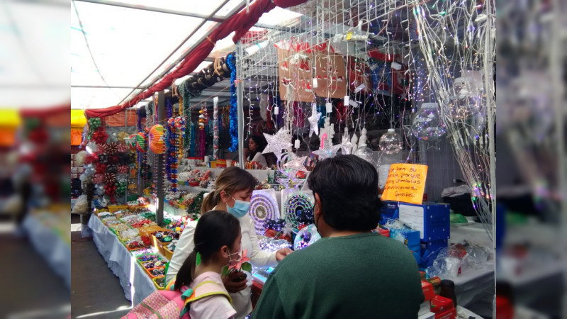 Bajas ventas para los comerciantes de luces navideñas en Morelia 