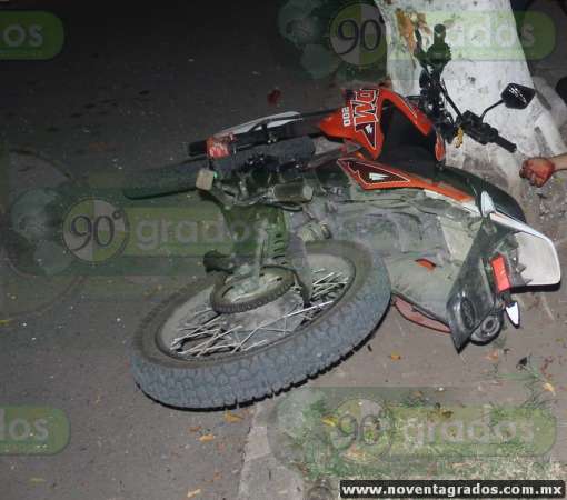 Muere joven hombre tras caer de moto en Aguililla, Michoacán 