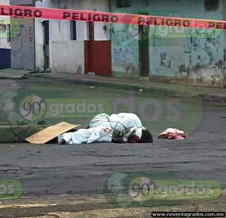 Hallan cadáver encobijado y con narcomensajes, en Zamora - Foto 0 