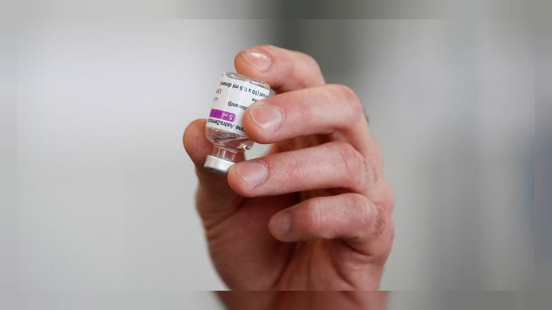 Asegura AstraZeneca que tercer dosis de su vacuna crea más anticuerpos contra Ómicron 