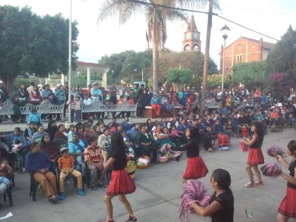 Madres purépechas son festejadas  por primera vez en la plaza de Carapan 