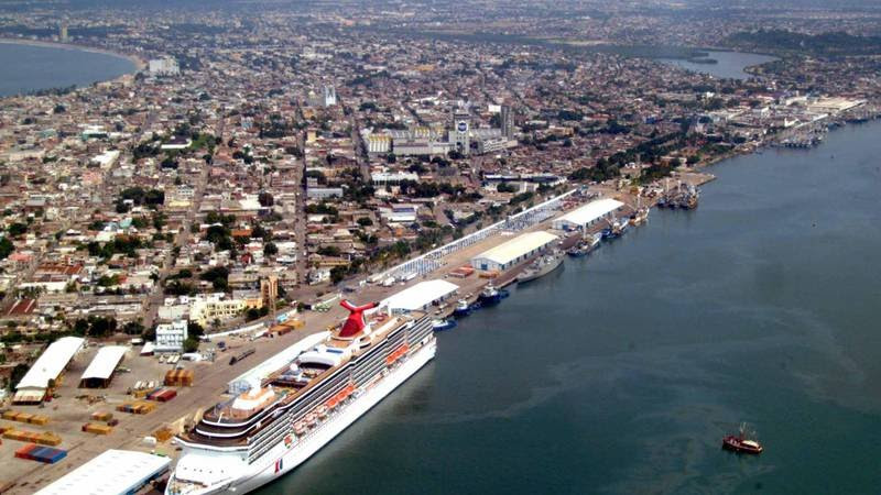 Sinaloa no permite la llegada de 2 cruceros, habría por lo menos 100 contagiados a bordo 
