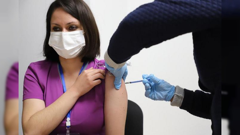 Tercera dosis anticovid es aplicada a los trabajadores de salud  
