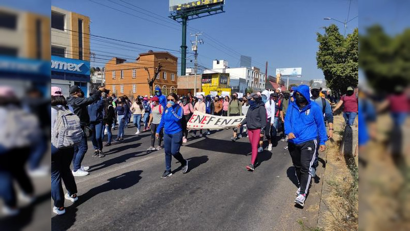 Normalistas inician marcha sobre libramiento 