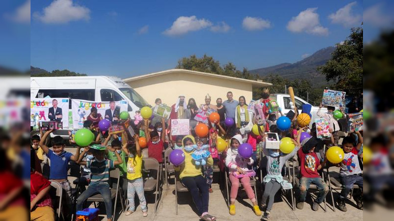 Fanny Arreola visita comunidades alejadas de Tancítaro, donde regalo juguetes a los infantes por el día de Reyes  