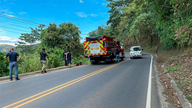 Madre e hija caen por precipicio de 50 metros por intentar tomarse una selfie 