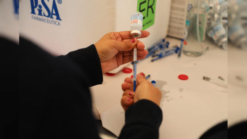 Más de 37 mil vacunados, en primer día de jornada de refuerzo para maestros