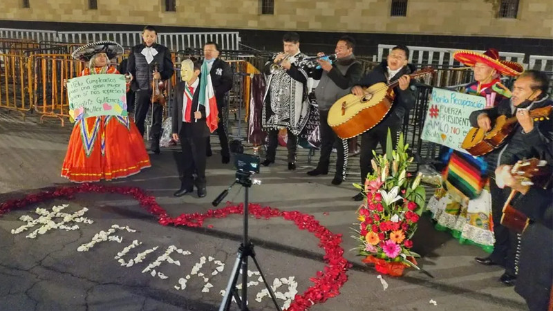 Simpatizantes llevan serenata a Beatriz Gutiérrez por su cumpleaños 