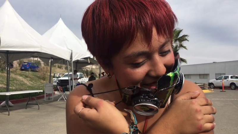 Jennifer de 14 años crea cubrebocas con latas de aluminio 